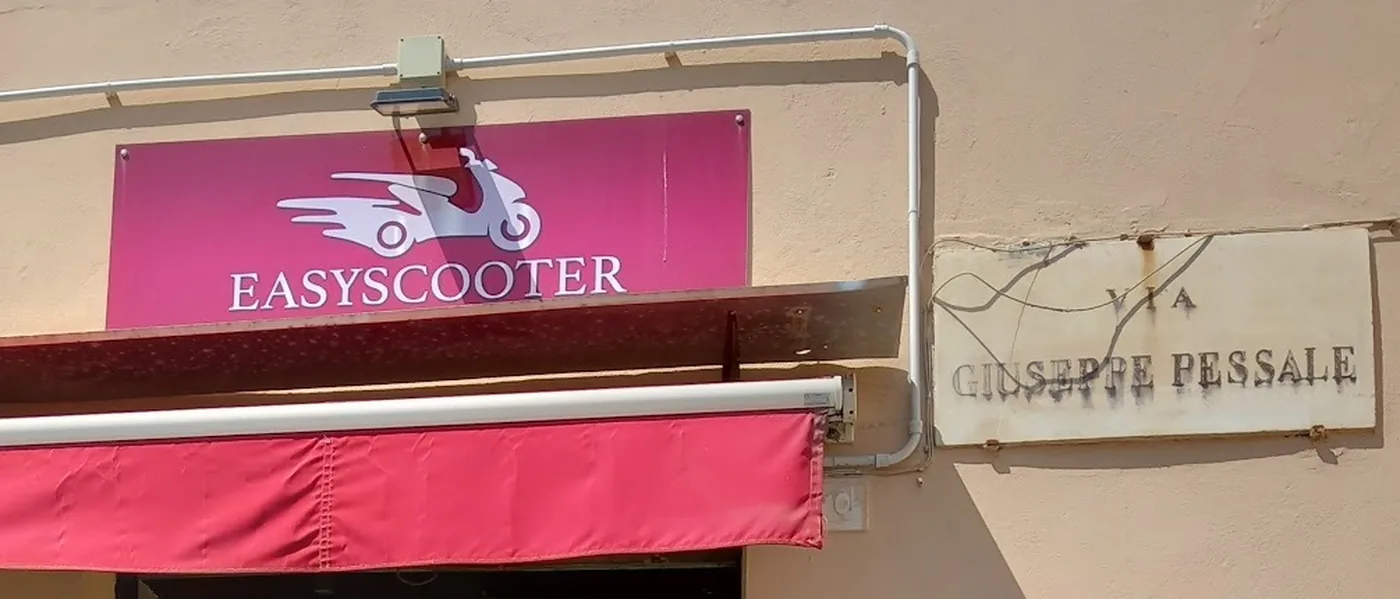 L'insegna EasyScooter e la targa di Via Giuseppe Pessale a Genova