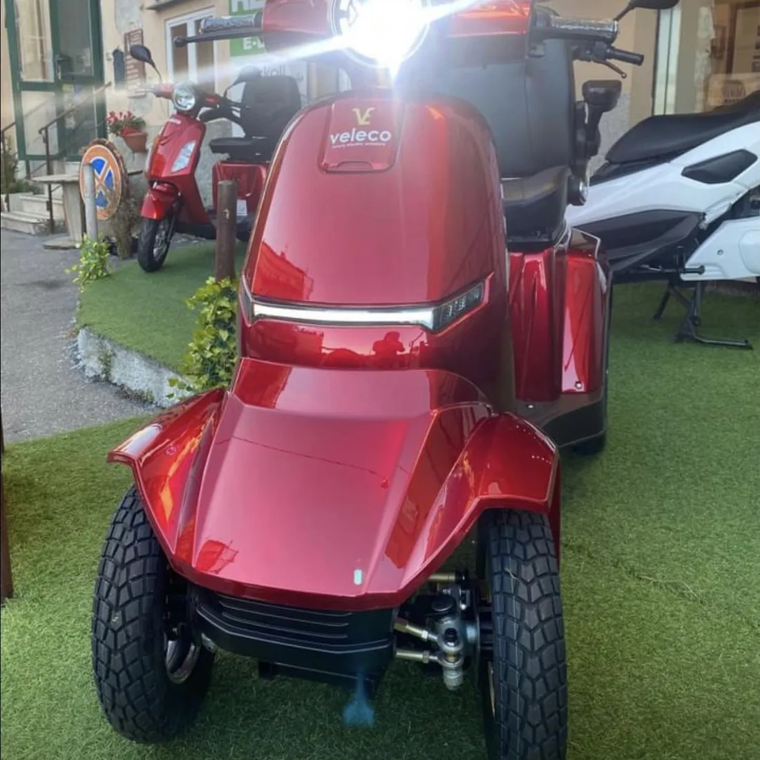 Veleco Faster rosso a quattro ruote esposto davanti allo showroom